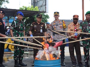 Ratusan Miras dan Narkoba Hasil Operasi Pekat Polres Batu Dimusnahkan