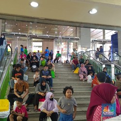 Penampakan Pengunjung Tanah Abang Kelelahan Sampai Ngemper di Tangga
