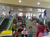 Penampakan Pengunjung Tanah Abang Kelelahan Sampai Ngemper di Tangga