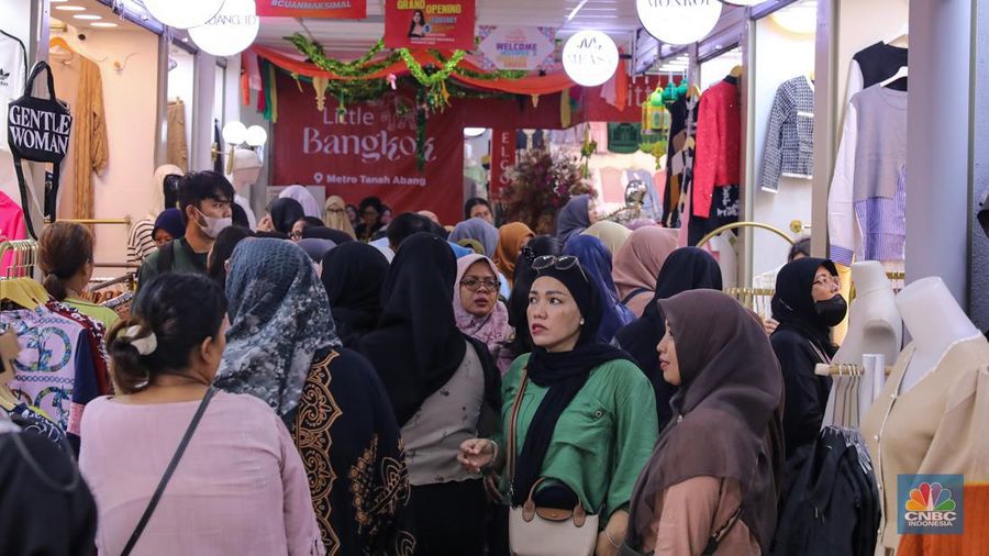 Pengunjung memadati Pasar Tanah Abang, Jakarta, Rabu (3/4/2024). Memasuki H-7 hari raya Idul Fitri 1445 Hijriah Pasar Tanah Abang yang menjadi salah satu destinasi sentra fesyen mulai dipadati pengunjung. (CNBC Indonesia/Faisal Rahman)