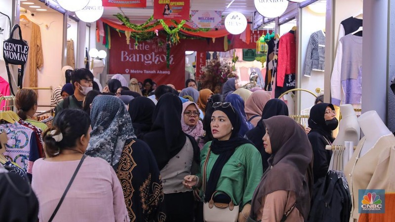 Pengunjung memadati Pasar Tanah Abang, Jakarta, Rabu (3/4/2024). Memasuki H-7 hari raya Idul Fitri 1445 Hijriah Pasar Tanah Abang yang menjadi salah satu destinasi sentra fesyen mulai dipadati pengunjung. (CNBC Indonesia/Faisal Rahman)