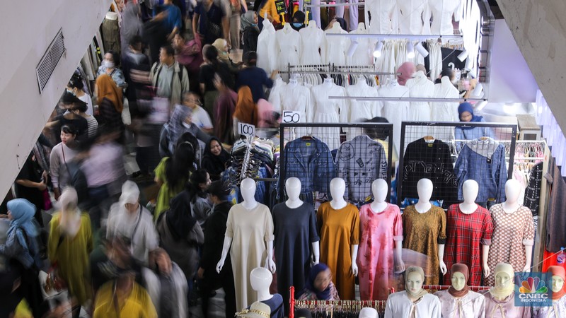 Pengunjung memadati Pasar Tanah Abang, Jakarta, Rabu (3/4/2024). Memasuki H-7 hari raya Idul Fitri 1445 Hijriah Pasar Tanah Abang yang menjadi salah satu destinasi sentra fesyen mulai dipadati pengunjung. (CNBC Indonesia/Faisal Rahman)