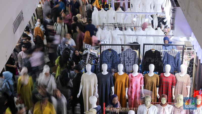 Pengunjung memadati Pasar Tanah Abang, Jakarta, Rabu (3/4/2024). Memasuki H-7 hari raya Idul Fitri 1445 Hijriah Pasar Tanah Abang yang menjadi salah satu destinasi sentra fesyen mulai dipadati pengunjung. (CNBC Indonesia/Faisal Rahman)