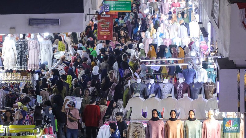 Pengunjung memadati Pasar Tanah Abang, Jakarta, Rabu (3/4/2024). Memasuki H-7 hari raya Idul Fitri 1445 Hijriah Pasar Tanah Abang yang menjadi salah satu destinasi sentra fesyen mulai dipadati pengunjung. (CNBC Indonesia/Faisal Rahman)