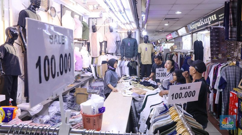 Pengunjung memadati Pasar Tanah Abang, Jakarta, Rabu (3/4/2024). Memasuki H-7 hari raya Idul Fitri 1445 Hijriah Pasar Tanah Abang yang menjadi salah satu destinasi sentra fesyen mulai dipadati pengunjung. (CNBC Indonesia/Faisal Rahman)