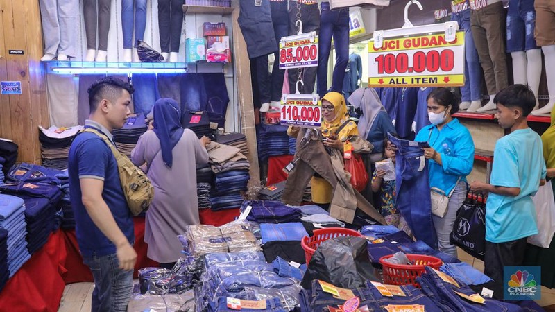 Pengunjung memadati Pasar Tanah Abang, Jakarta, Rabu (3/4/2024). Memasuki H-7 hari raya Idul Fitri 1445 Hijriah Pasar Tanah Abang yang menjadi salah satu destinasi sentra fesyen mulai dipadati pengunjung. (CNBC Indonesia/Faisal Rahman)