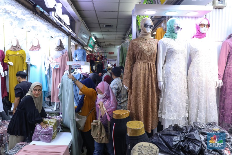 Pengunjung memadati Pasar Tanah Abang, Jakarta, Rabu (3/4/2024). Memasuki H-7 hari raya Idul Fitri 1445 Hijriah Pasar Tanah Abang yang menjadi salah satu destinasi sentra fesyen mulai dipadati pengunjung. (CNBC Indonesia/Faisal Rahman)