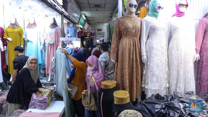 Pengunjung memadati Pasar Tanah Abang, Jakarta, Rabu (3/4/2024). Memasuki H-7 hari raya Idul Fitri 1445 Hijriah Pasar Tanah Abang yang menjadi salah satu destinasi sentra fesyen mulai dipadati pengunjung. (CNBC Indonesia/Faisal Rahman)