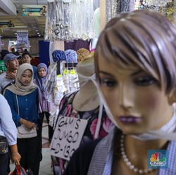 Potret Lautan Manusia di Tanah Abang, Warga Menyemut Beli Baju Lebaran