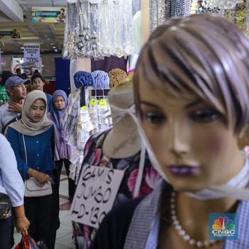 Potret Lautan Manusia di Tanah Abang, Warga Menyemut Beli Baju Lebaran