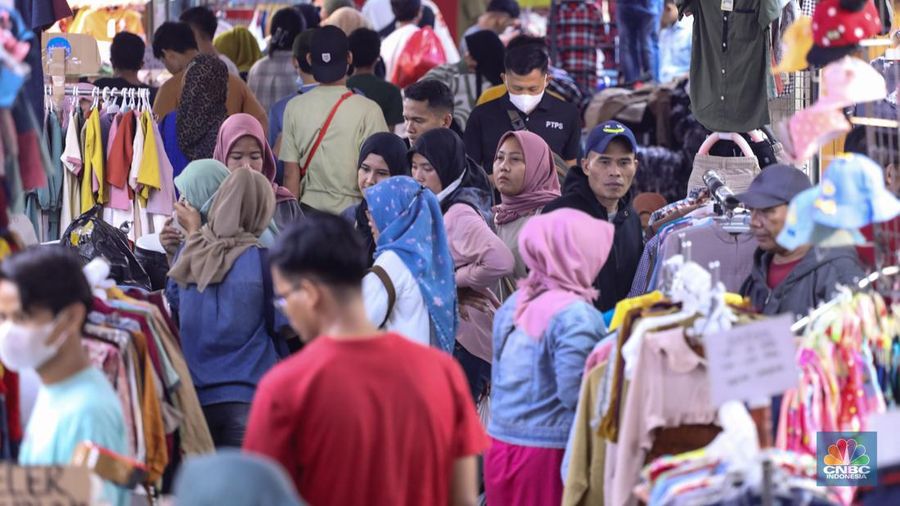 Pengunjung memadati Pasar Tanah Abang, Jakarta, Rabu (3/4/2024). Memasuki H-7 hari raya Idul Fitri 1445 Hijriah Pasar Tanah Abang yang menjadi salah satu destinasi sentra fesyen mulai dipadati pengunjung. (CNBC Indonesia/Faisal Rahman)