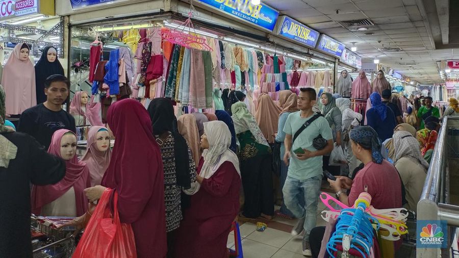 Penjualan kerudung di Pusat Grosir Pasar Tanah Abang di Jakarta Pusat. (CNBC Indonesia/Martyasari Rizky)