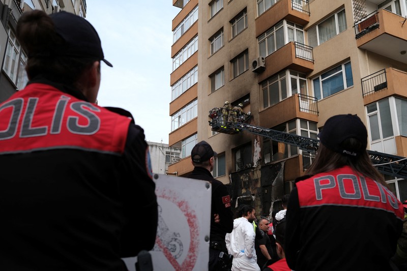Tim darurat dan petugas polisi bekerja setelah kebakaran yang terjadi pada siang hari di sebuah klub malam di Istanbul, Turki, Selasa, 2 April 2024. Tim darurat dan petugas polisi bekerja setelah kebakaran yang terjadi pada siang hari di sebuah klub malam di Istanbul, Turki, Selasa, 2 April 2024. Kebakaran di klub malam Istanbul selama renovasi pada hari Selasa menewaskan sedikitnya 29 orang, pejabat dan laporan mengatakan. Beberapa orang, termasuk manajer klub, ditahan untuk diinterogasi. (AP Photo/Khalil Hamra)