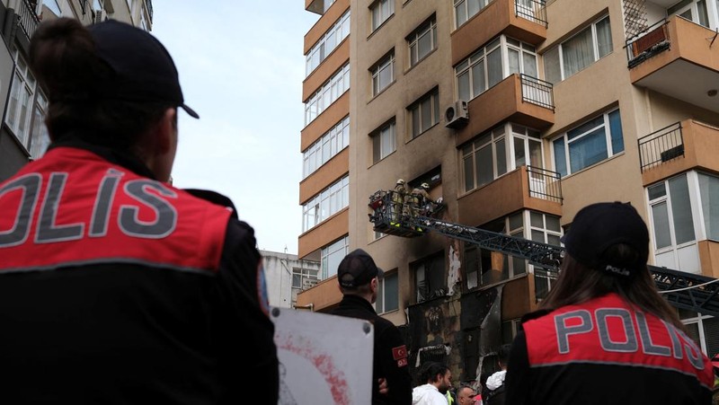 Tim darurat dan petugas polisi bekerja setelah kebakaran yang terjadi pada siang hari di sebuah klub malam di Istanbul, Turki, Selasa, 2 April 2024. Kebakaran di klub malam Istanbul selama renovasi pada hari Selasa menewaskan sedikitnya 29 orang, pejabat dan laporan mengatakan. Beberapa orang, termasuk manajer klub, ditahan untuk diinterogasi. (AP Photo/Khalil Hamra)
