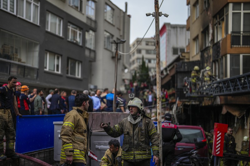 Tim darurat dan petugas polisi bekerja setelah kebakaran yang terjadi pada siang hari di sebuah klub malam di Istanbul, Turki, Selasa, 2 April 2024. Tim darurat dan petugas polisi bekerja setelah kebakaran yang terjadi pada siang hari di sebuah klub malam di Istanbul, Turki, Selasa, 2 April 2024. Kebakaran di klub malam Istanbul selama renovasi pada hari Selasa menewaskan sedikitnya 29 orang, pejabat dan laporan mengatakan. Beberapa orang, termasuk manajer klub, ditahan untuk diinterogasi. (AP Photo/Khalil Hamra)