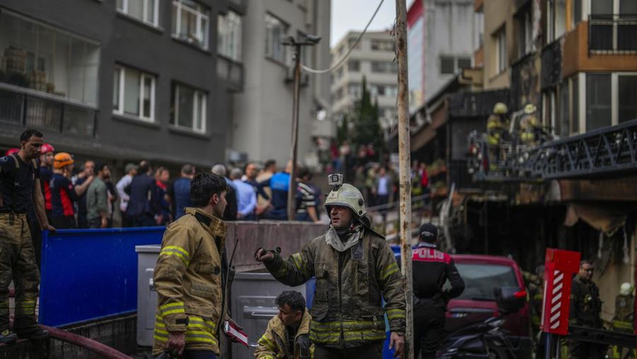 Tim darurat dan petugas polisi bekerja setelah kebakaran yang terjadi pada siang hari di sebuah klub malam di Istanbul, Turki, Selasa, 2 April 2024. Kebakaran di klub malam Istanbul selama renovasi pada hari Selasa menewaskan sedikitnya 29 orang, pejabat dan laporan mengatakan. Beberapa orang, termasuk manajer klub, ditahan untuk diinterogasi. (AP Photo/Khalil Hamra)
