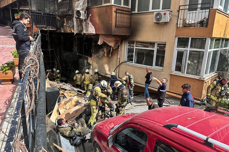 Tim darurat dan petugas polisi bekerja setelah kebakaran yang terjadi pada siang hari di sebuah klub malam di Istanbul, Turki, Selasa, 2 April 2024. Kebakaran di klub malam Istanbul selama renovasi pada hari Selasa menewaskan sedikitnya 29 orang, pejabat dan laporan mengatakan. Beberapa orang, termasuk manajer klub, ditahan untuk diinterogasi. (AP Photo/Khalil Hamra)