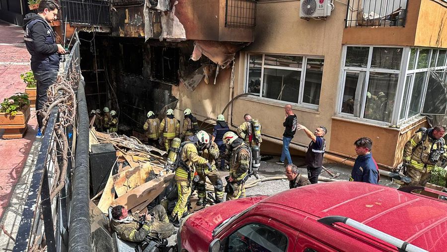 Tim darurat dan petugas polisi bekerja setelah kebakaran yang terjadi pada siang hari di sebuah klub malam di Istanbul, Turki, Selasa, 2 April 2024. Kebakaran di klub malam Istanbul selama renovasi pada hari Selasa menewaskan sedikitnya 29 orang, pejabat dan laporan mengatakan. Beberapa orang, termasuk manajer klub, ditahan untuk diinterogasi. (AP Photo/Khalil Hamra)