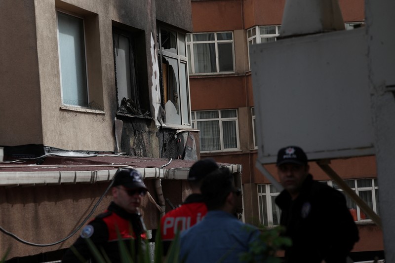 Tim darurat dan petugas polisi bekerja setelah kebakaran yang terjadi pada siang hari di sebuah klub malam di Istanbul, Turki, Selasa, 2 April 2024. Kebakaran di klub malam Istanbul selama renovasi pada hari Selasa menewaskan sedikitnya 29 orang, pejabat dan laporan mengatakan. Beberapa orang, termasuk manajer klub, ditahan untuk diinterogasi. (AP Photo/Khalil Hamra)