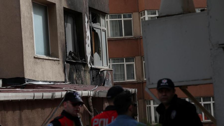Tim darurat dan petugas polisi bekerja setelah kebakaran yang terjadi pada siang hari di sebuah klub malam di Istanbul, Turki, Selasa, 2 April 2024. Kebakaran di klub malam Istanbul selama renovasi pada hari Selasa menewaskan sedikitnya 29 orang, pejabat dan laporan mengatakan. Beberapa orang, termasuk manajer klub, ditahan untuk diinterogasi. (AP Photo/Khalil Hamra)