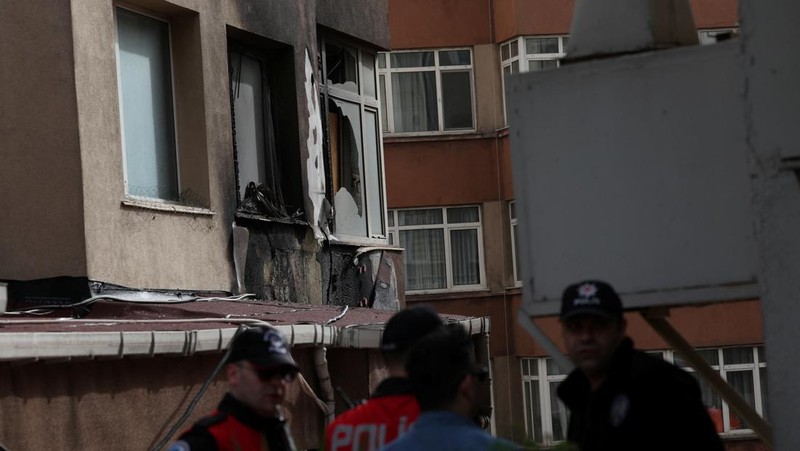 Tim darurat dan petugas polisi bekerja setelah kebakaran yang terjadi pada siang hari di sebuah klub malam di Istanbul, Turki, Selasa, 2 April 2024. Kebakaran di klub malam Istanbul selama renovasi pada hari Selasa menewaskan sedikitnya 29 orang, pejabat dan laporan mengatakan. Beberapa orang, termasuk manajer klub, ditahan untuk diinterogasi. (AP Photo/Khalil Hamra)