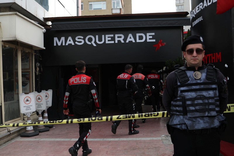 Tim darurat dan petugas polisi bekerja setelah kebakaran yang terjadi pada siang hari di sebuah klub malam di Istanbul, Turki, Selasa, 2 April 2024. Kebakaran di klub malam Istanbul selama renovasi pada hari Selasa menewaskan sedikitnya 29 orang, pejabat dan laporan mengatakan. Beberapa orang, termasuk manajer klub, ditahan untuk diinterogasi. (AP Photo/Khalil Hamra)