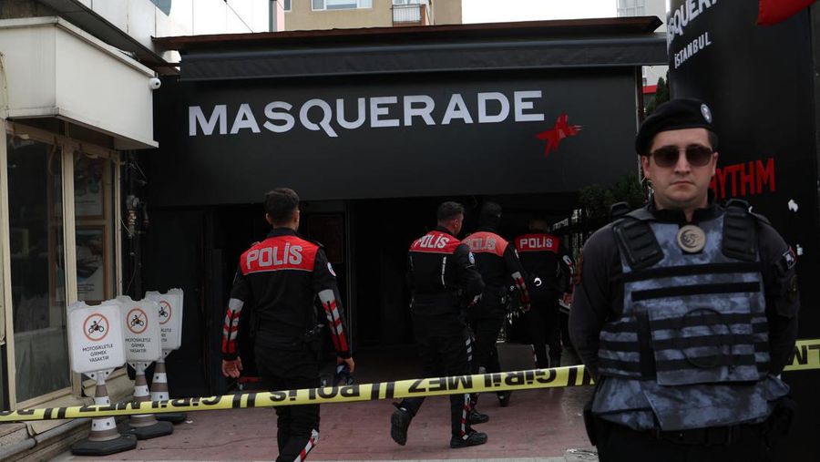 Tim darurat dan petugas polisi bekerja setelah kebakaran yang terjadi pada siang hari di sebuah klub malam di Istanbul, Turki, Selasa, 2 April 2024. Kebakaran di klub malam Istanbul selama renovasi pada hari Selasa menewaskan sedikitnya 29 orang, pejabat dan laporan mengatakan. Beberapa orang, termasuk manajer klub, ditahan untuk diinterogasi. (AP Photo/Khalil Hamra)