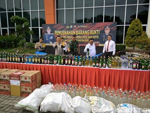 Polres Gresik Sita Ratusan Botol Miras Cegah Pesta Saat Malam Takbir