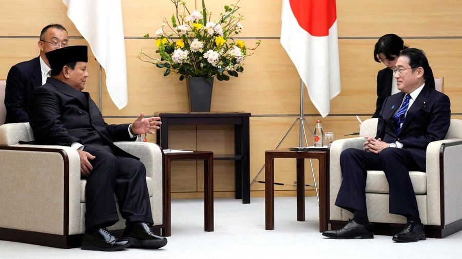 Presiden terpilih Indonesia dan Menteri Pertahanan saat ini Prabowo Subianto, kiri, dan Perdana Menteri Jepang Fumio Kishida, kanan, berjabat tangan di kantor perdana menteri, Rabu, 3 April 2024, di Tokyo, Jepang. (via REUTERS/Eugene Hoshiko)