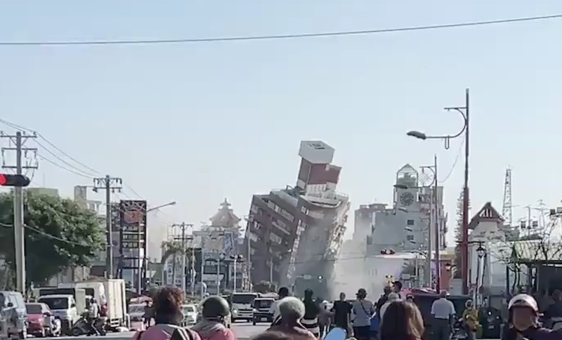 Sebuah gedung nampak ambruk akibat gempa yang mengguncang wilayah Taiwan dengan magnitudo 7,5 hingga muncul peringatan Tsunami pada Rabu (3/4/2024). Sebuah gedung nampak ambruk akibat gempa yang mengguncang wilayah Taiwan dengan magnitudo 7,5 hingga muncul peringatan Tsunami pada Rabu (3/4/2024). (Sosial Media X @Motabhai012)