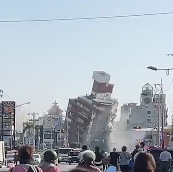 Penampakan Gedung-Gedung Ambruk Akibat Gempa Dahsyat di Taiwan