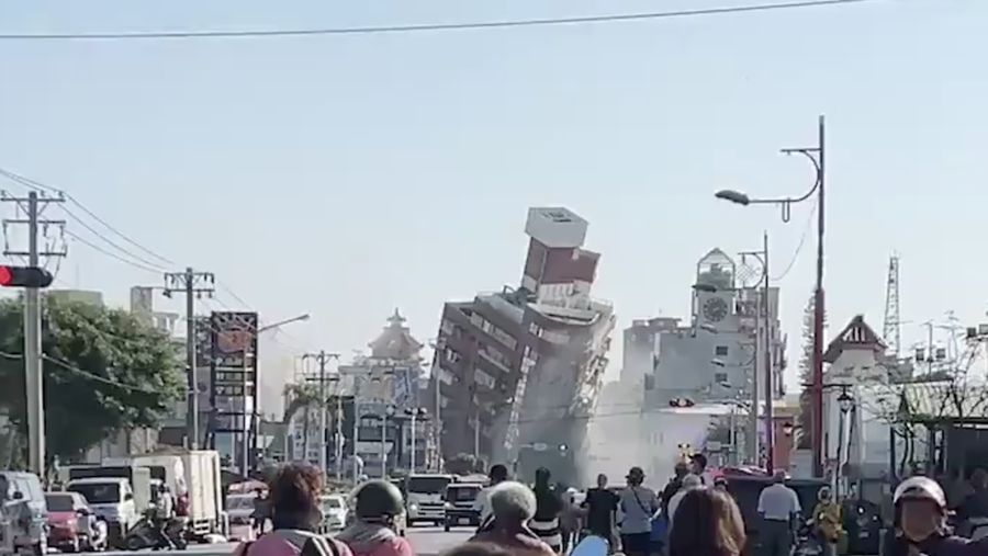 Sebuah gedung nampak ambruk akibat gempa yang mengguncang wilayah Taiwan dengan magnitudo 7,5 hingga muncul peringatan Tsunami pada Rabu (3/4/2024). Sebuah gedung nampak ambruk akibat gempa yang mengguncang wilayah Taiwan dengan magnitudo 7,5 hingga muncul peringatan Tsunami pada Rabu (3/4/2024). (Sosial Media X @Motabhai012)