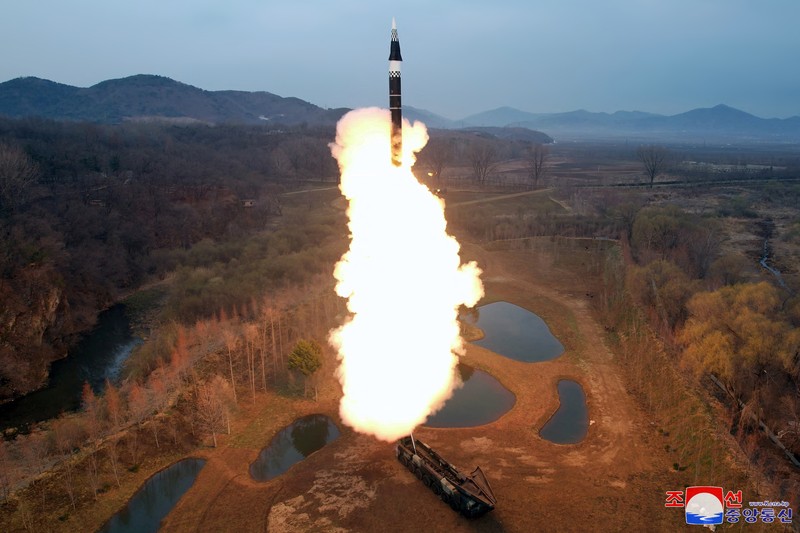 Pemimpin Korea Utara Kim Jong-un menghadiri uji peluncuran rudal hipersonik bahan bakar padat jarak menengah hingga jarak jauh yang baru, di lokasi yang tidak diketahui di Korea Utara, 2 April 2024, dalam gambar yang dirilis pada 3 April 2024, oleh Kantor Berita Pusat Korea. Pemimpin Korea Utara Kim Jong-un menghadiri uji peluncuran rudal hipersonik bahan bakar padat jarak menengah hingga jarak jauh yang baru, di lokasi yang tidak diketahui di Korea Utara, 2 April 2024, dalam gambar yang dirilis pada 3 April 2024, oleh Kantor Berita Pusat Korea. (KCNA via REUTERS)