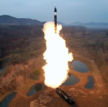Potret Kim Jong Un Luncurkan Rudal Hipersonik, Inggris Geram