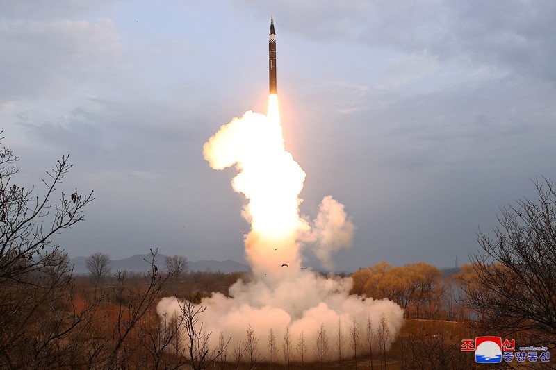 Pemimpin Korea Utara Kim Jong-un menghadiri uji peluncuran rudal hipersonik bahan bakar padat jarak menengah hingga jarak jauh yang baru, di lokasi yang tidak diketahui di Korea Utara, 2 April 2024, dalam gambar yang dirilis pada 3 April 2024, oleh Kantor Berita Pusat Korea. (KCNA via REUTERS)