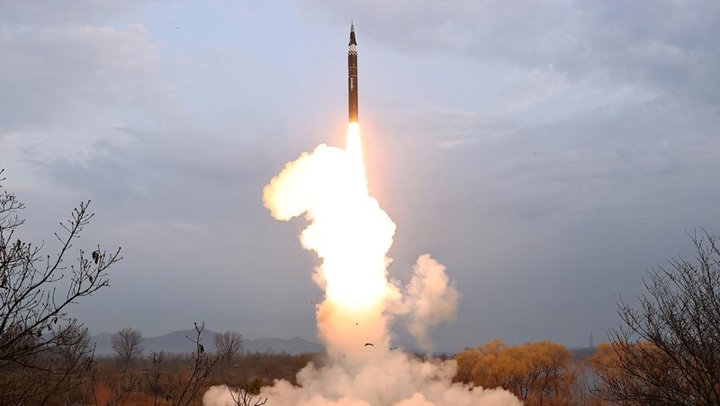 Pemimpin Korea Utara Kim Jong-un menghadiri uji peluncuran rudal hipersonik bahan bakar padat jarak menengah hingga jarak jauh yang baru, di lokasi yang tidak diketahui di Korea Utara, 2 April 2024, dalam gambar yang dirilis pada 3 April 2024, oleh Kantor Berita Pusat Korea. (KCNA via REUTERS)