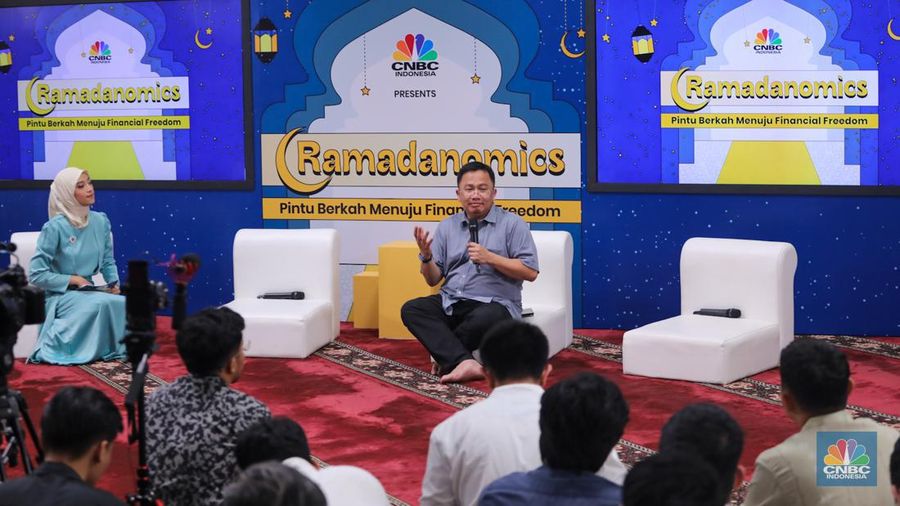 Sekjen Masyarakat Ekonomi Syariah (MES), Iggi H. Achsien menyampaikan keynote speak dalam acara Ramadanomics di Masjid Cut Meutia, Jakarta, Rabu (3/4/2024). (CNBC Indonesia/Faisal Rahman)