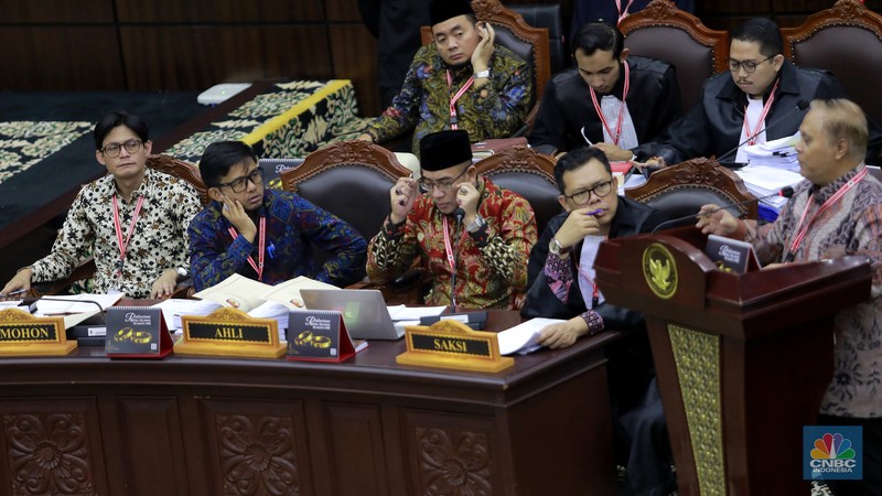 Yudistira Dwi Wardhana Asnar, Saksi Ahli Termohon dalam sidang lanjutan sengketa Perselisihan Hasil Pemilihan Umum (PHPU) 2024 di ruang sidang MK, Rabu (3/4/2024). Yudistira Dwi Wardhana Asnar, Saksi Ahli Termohon dalam sidang lanjutan sengketa Perselisihan Hasil Pemilihan Umum (PHPU) 2024 di ruang sidang MK, Rabu (3/4/2024). (CNBC Indonesia/Muhammad Sabki)