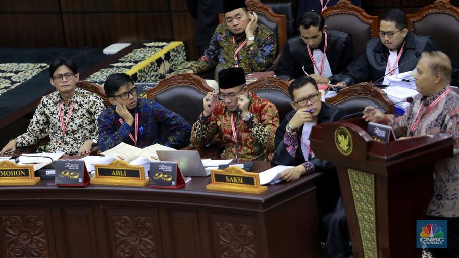 Yudistira Dwi Wardhana Asnar, Saksi Ahli Termohon dalam sidang lanjutan sengketa Perselisihan Hasil Pemilihan Umum (PHPU) 2024 di ruang sidang MK, Rabu (3/4/2024). (CNBC Indonesia/Muhammad Sabki)