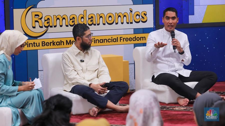 Staf Khusus Menteri Investasi/ BKPM RI, M. Pradana Indraputra menyampaikan pemaparan dalam acara Ramadanomics di Masjid Cut Meutia, Jakarta, Rabu (3/4/2024). (CNBC Indonesia/Faisal Rahman)