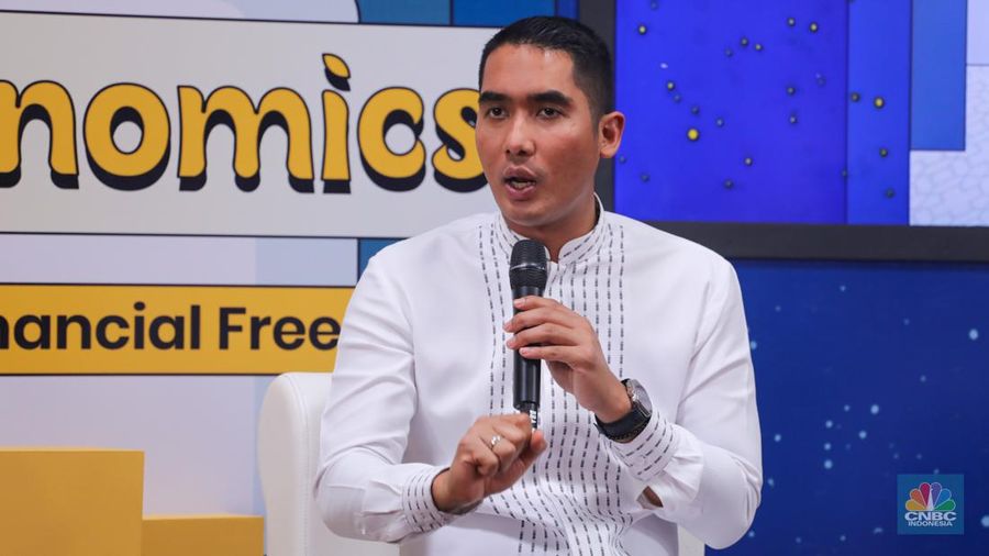 Staf Khusus Menteri Investasi/ BKPM RI, M. Pradana Indraputra menyampaikan pemaparan dalam acara Ramadanomics di Masjid Cut Meutia, Jakarta, Rabu (3/4/2024). (CNBC Indonesia/Faisal Rahman)