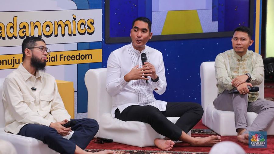Staf Khusus Menteri Investasi/ BKPM RI, M. Pradana Indraputra menyampaikan pemaparan dalam acara Ramadanomics di Masjid Cut Meutia, Jakarta, Rabu (3/4/2024). (CNBC Indonesia/Faisal Rahman)