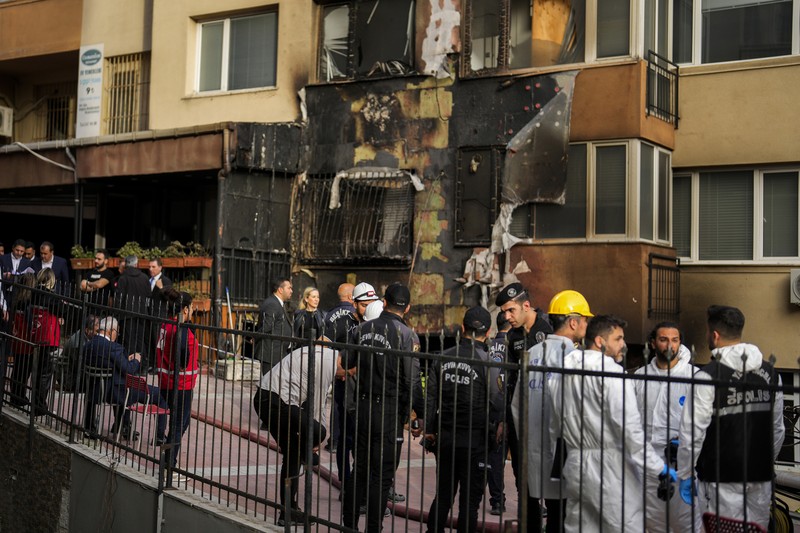 Tim darurat dan petugas polisi bekerja setelah kebakaran yang terjadi pada siang hari di sebuah klub malam di Istanbul, Turki, Selasa, 2 April 2024. Kebakaran di klub malam Istanbul selama renovasi pada hari Selasa menewaskan sedikitnya 29 orang, pejabat dan laporan mengatakan. Beberapa orang, termasuk manajer klub, ditahan untuk diinterogasi. (AP Photo/Khalil Hamra)