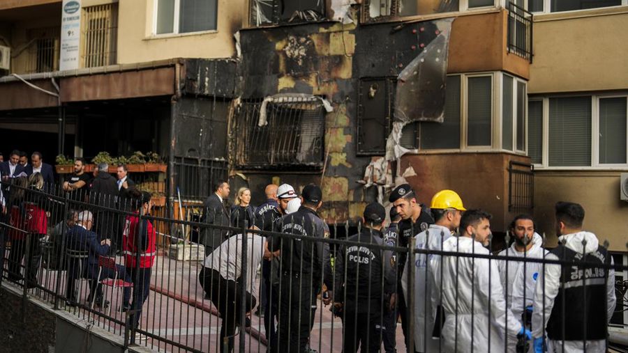 Tim darurat dan petugas polisi bekerja setelah kebakaran yang terjadi pada siang hari di sebuah klub malam di Istanbul, Turki, Selasa, 2 April 2024. Kebakaran di klub malam Istanbul selama renovasi pada hari Selasa menewaskan sedikitnya 29 orang, pejabat dan laporan mengatakan. Beberapa orang, termasuk manajer klub, ditahan untuk diinterogasi. (AP Photo/Khalil Hamra)