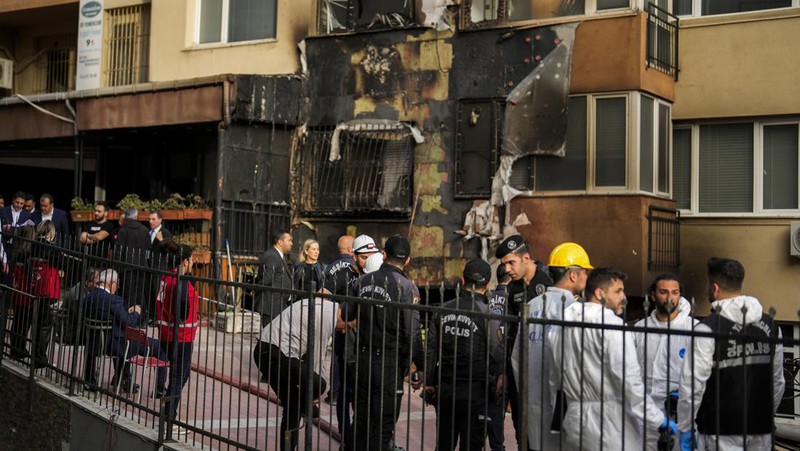 Tim darurat dan petugas polisi bekerja setelah kebakaran yang terjadi pada siang hari di sebuah klub malam di Istanbul, Turki, Selasa, 2 April 2024. Kebakaran di klub malam Istanbul selama renovasi pada hari Selasa menewaskan sedikitnya 29 orang, pejabat dan laporan mengatakan. Beberapa orang, termasuk manajer klub, ditahan untuk diinterogasi. (AP Photo/Khalil Hamra)