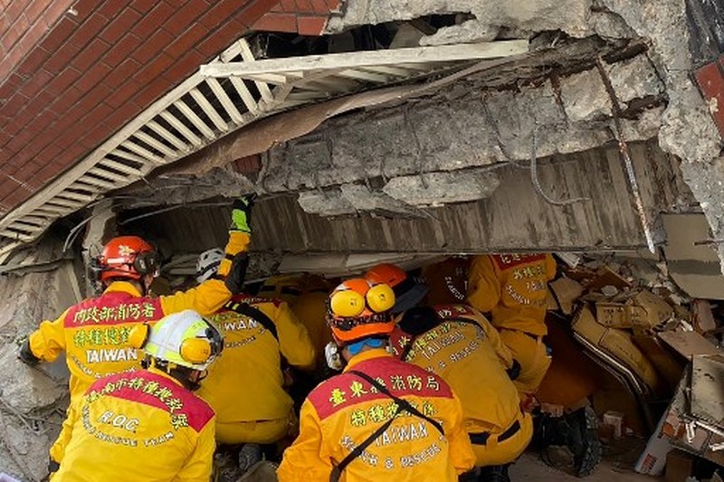 Tim penyelamat mencari korban selamat di sebuah bangunan yang rusak di Hualien, setelah gempa besar melanda bagian timur Taiwan. (via REUTERS/SET TV) Tim penyelamat mencari korban selamat di sebuah bangunan yang rusak di Hualien, setelah gempa besar melanda bagian timur Taiwan. (via REUTERS/SET TV)