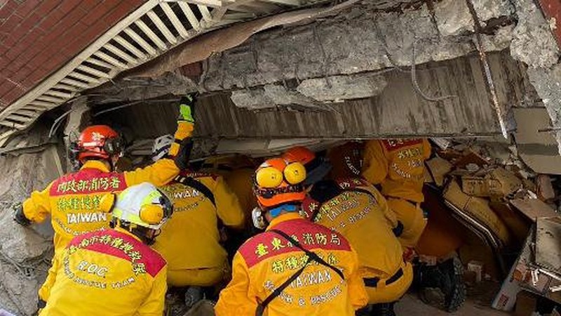 Tim penyelamat mencari korban selamat di sebuah bangunan yang rusak di Hualien, setelah gempa besar melanda bagian timur Taiwan. (via REUTERS/SET TV)
