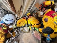 Potret Terkini Gempa Taiwan, Ratusan Orang Terjebak di Reruntuhan