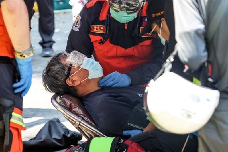 Tim penyelamat mencari korban selamat di sebuah bangunan yang rusak di Hualien, setelah gempa besar melanda bagian timur Taiwan. (via REUTERS/SET TV) Tim penyelamat mencari korban selamat di sebuah bangunan yang rusak di Hualien, setelah gempa besar melanda bagian timur Taiwan. (via REUTERS/SET TV)