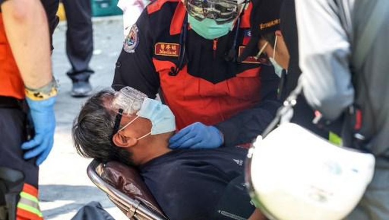 Tim penyelamat mencari korban selamat di sebuah bangunan yang rusak di Hualien, setelah gempa besar melanda bagian timur Taiwan. (via REUTERS/SET TV)